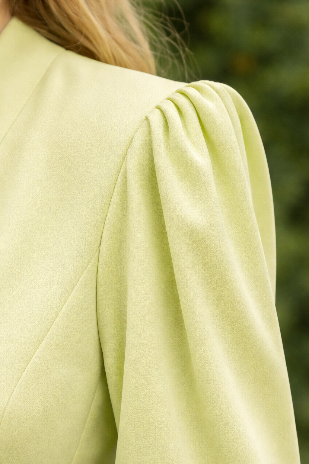 Completo elegante verde pastello con blazer e pantalone